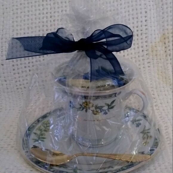 1 Truly Tasteful Tea Cup Sets Wrapped As A Gift - NWT - Picture 6 of 10